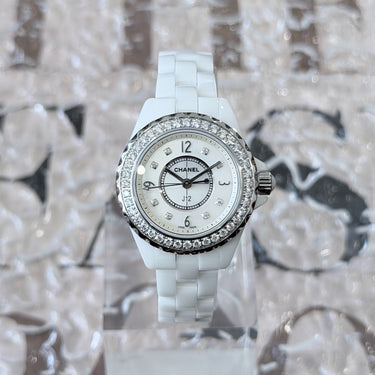 certified pre-owned Chanel J12 reference H2572 from 2015 in Geneva - Certified pre-owned - Minty Watches