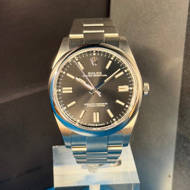 Pre-owned certified Rolex Oyster Perpetual 41mm black dial reference 124300 from 2022 in Geneva - Certified pre-owned - Minty Watches