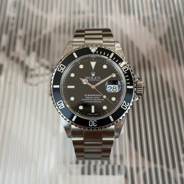 certified pre-owned Rolex Submariner Date reference 16610 from 2001 in Geneva - Certified pre-owned - Minty Watches
